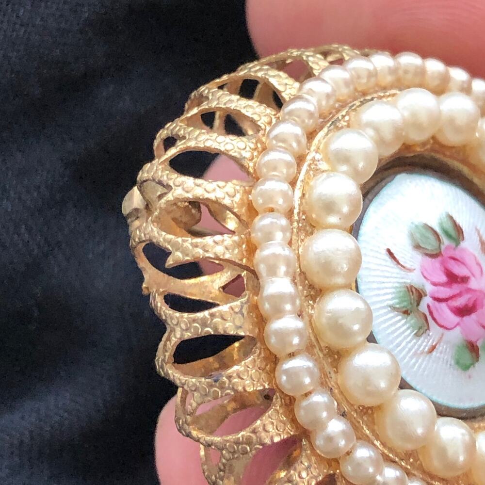 Vintage Victorian Gold Tone Round Floral Enamel Faux Pearls Brooch Pin - Picture 5 of 6
